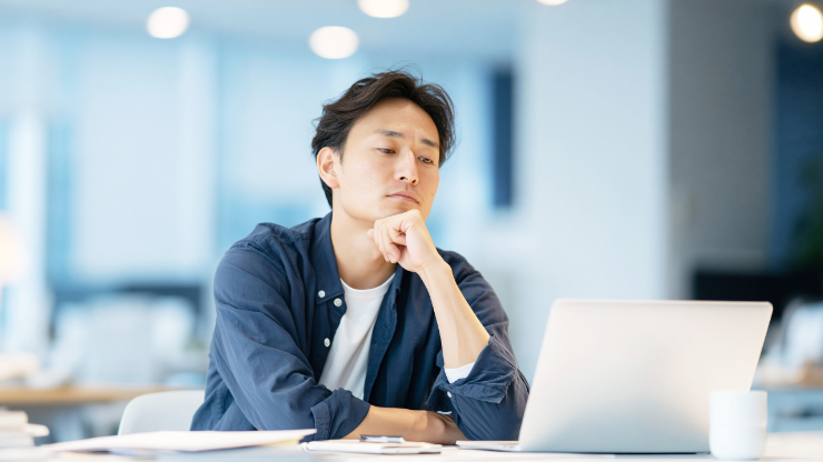 フルリモートで評価されない原因と対策を考えるエンジニアのイメージ