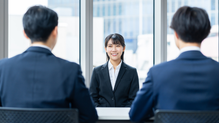 今の会社で制度を活用するか、リモート転職で環境を変えるかを示すイメージ画像