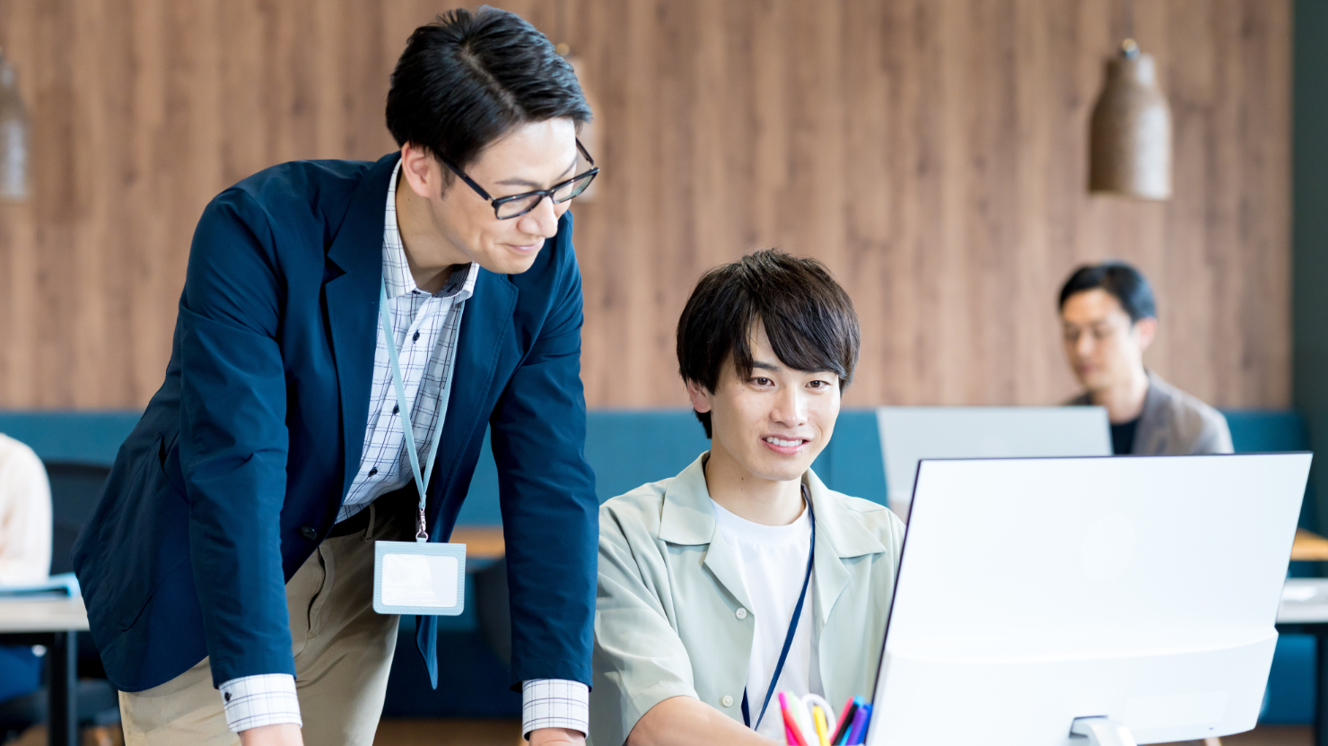 PMOがプロジェクトメンバーと進捗を確認している様子