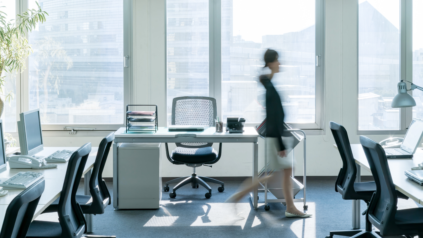 フルリモートとハイブリッドの働き方の違いを示すイメージ
